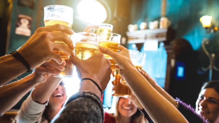 忘年会シーズン到来！楽しく健康に酔える「お酒の飲み方」とは