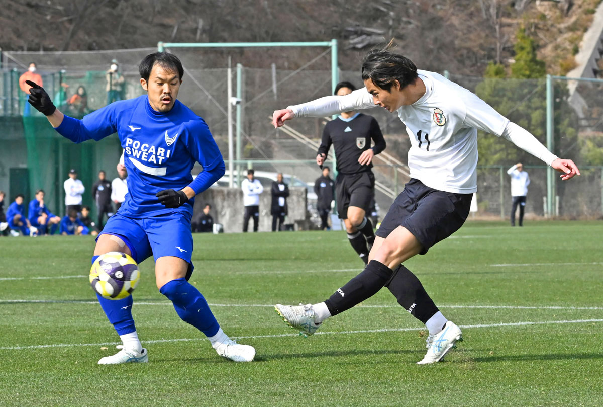 ２本目の２０分過ぎ、左サイドから高知Ｕ・水野颯太選手＝右＝がシュートを決めて３―２とする（高知市春野町芳原の春野総合運動公園球技場＝新田祐也撮影）