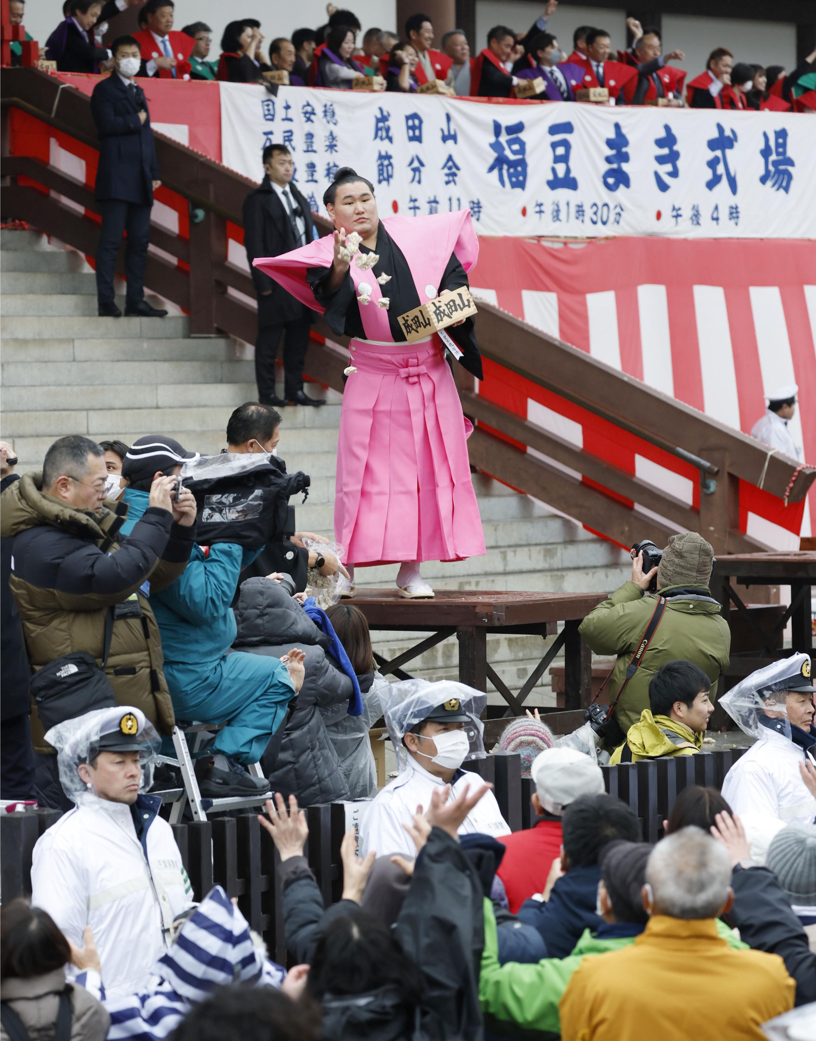 成田山新勝寺の節分会で豆をまく横綱豊昇龍＝2日、千葉県成田市