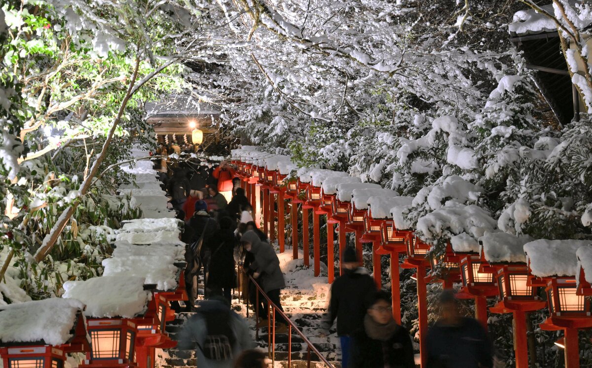 真っ白い雪に覆われライトアップされた貴船神社の参道（２月８日午後６時２８分、京都市左京区）＝撮影・吉原直歩