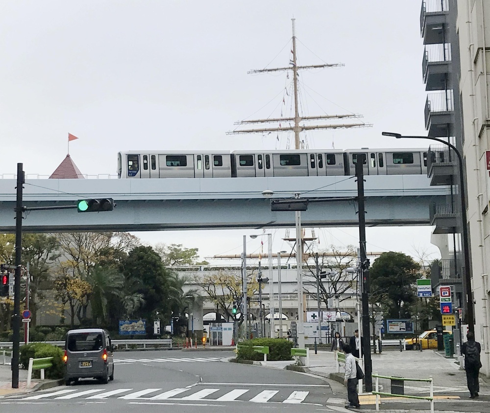 竹芝ふ頭近くを走行する「ゆりかもめ」＝2019年、東京都港区