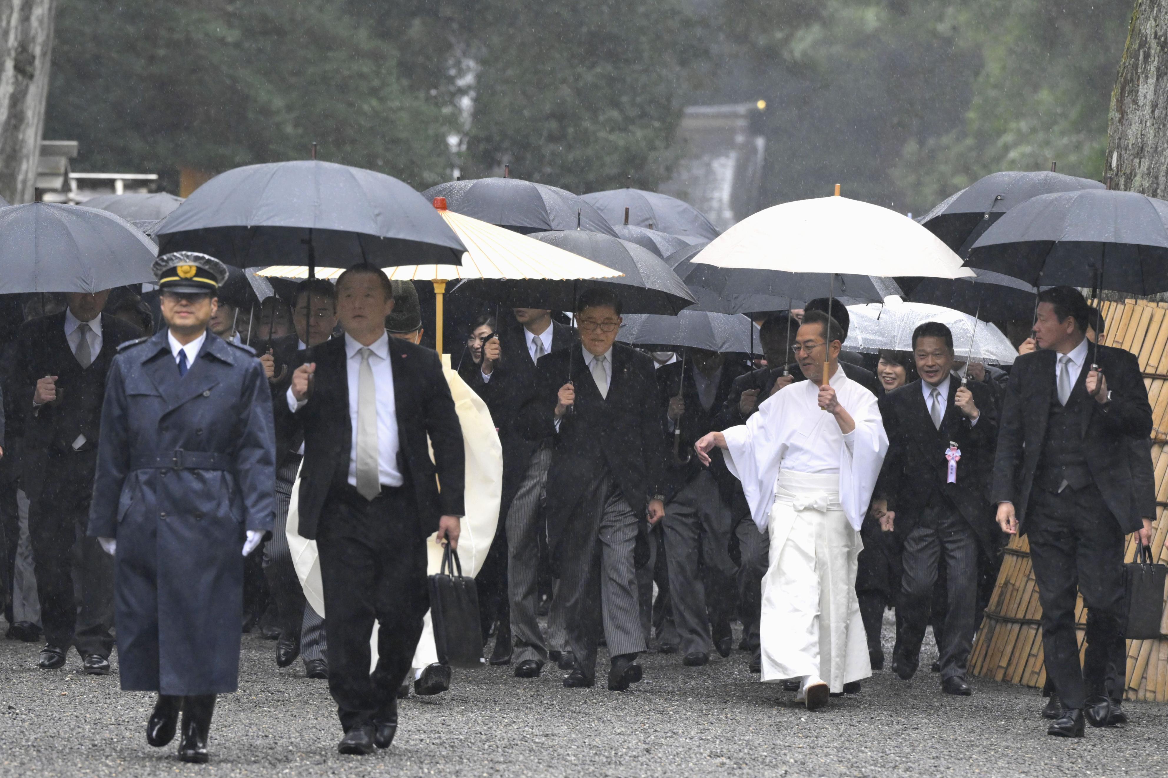 伊勢神宮外宮の参拝に向かう石破首相（中央）＝6日午後、三重県伊勢市