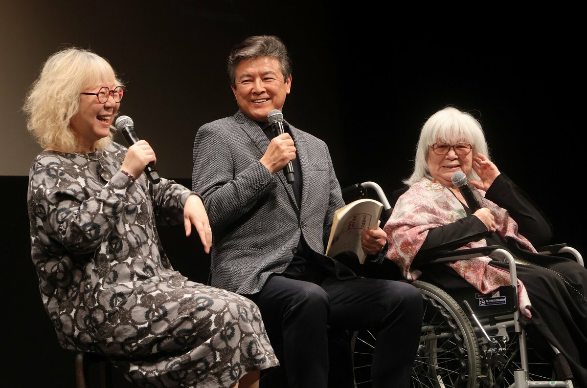 大林監督との思い出を語る長女の千茱萸さん㊧、三浦さん㊥、妻の恭子さん