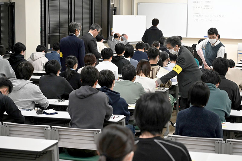 緊張した様子で試験の開始を待つ受験生ら＝18日午前、さいたま市桜区の埼玉大学