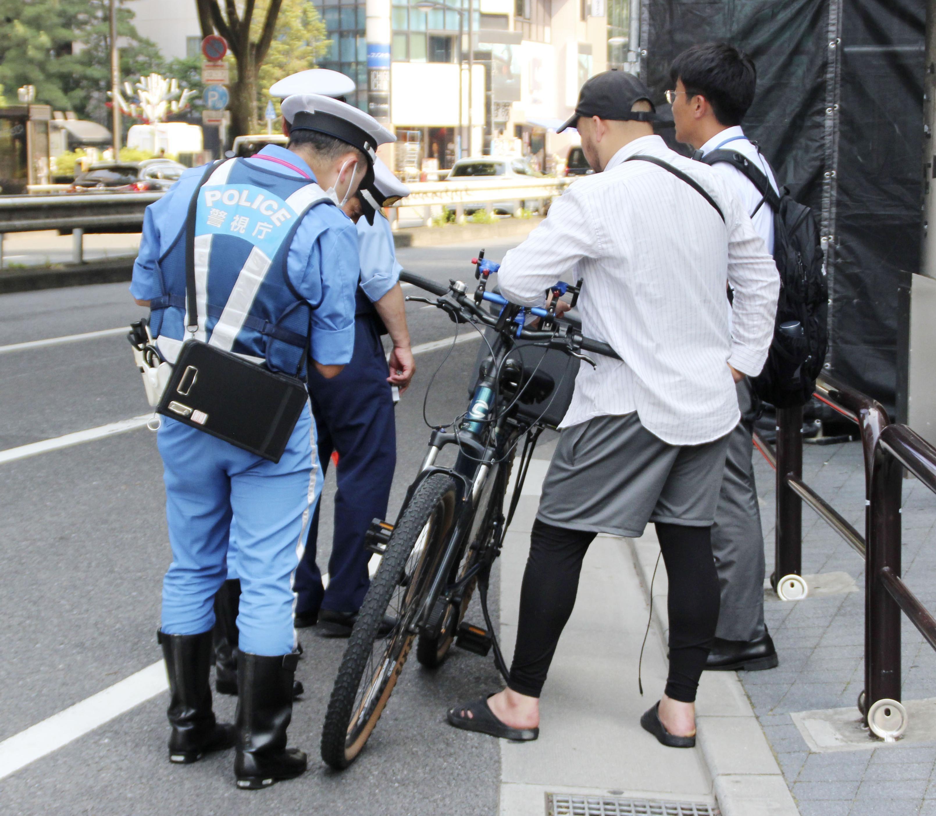 警視庁が「モペット」を対象に行った取り締まり＝7月、東京都渋谷区