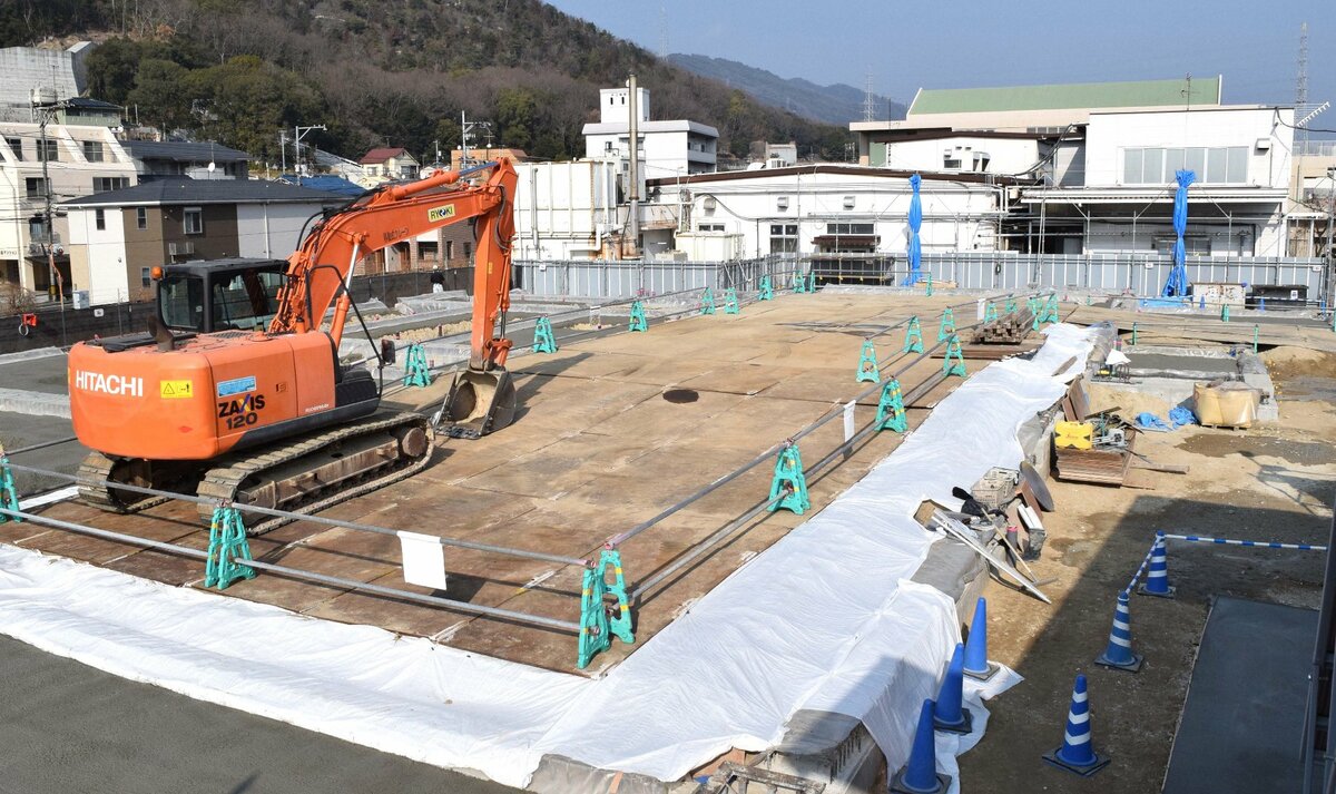 新工場の建設が進む海田工場（奥右）の隣接地