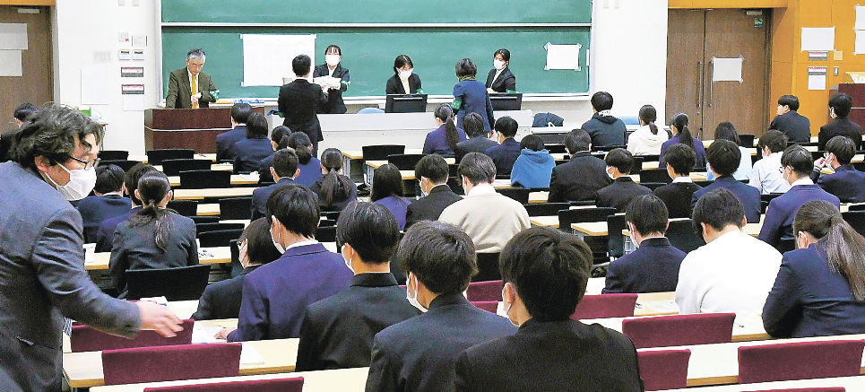 大学入試共通テストを受ける受験生＝18日午前9時7分、群馬大荒牧キャンパス