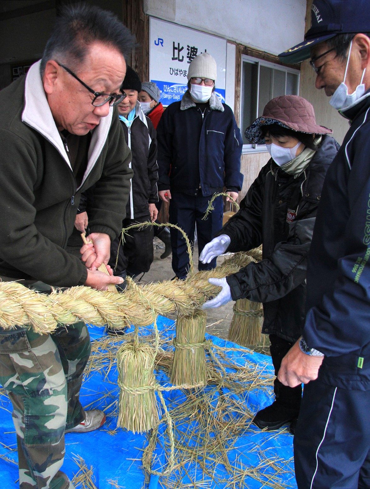 神社用のしめ縄を作る白山比咩神社の氏子