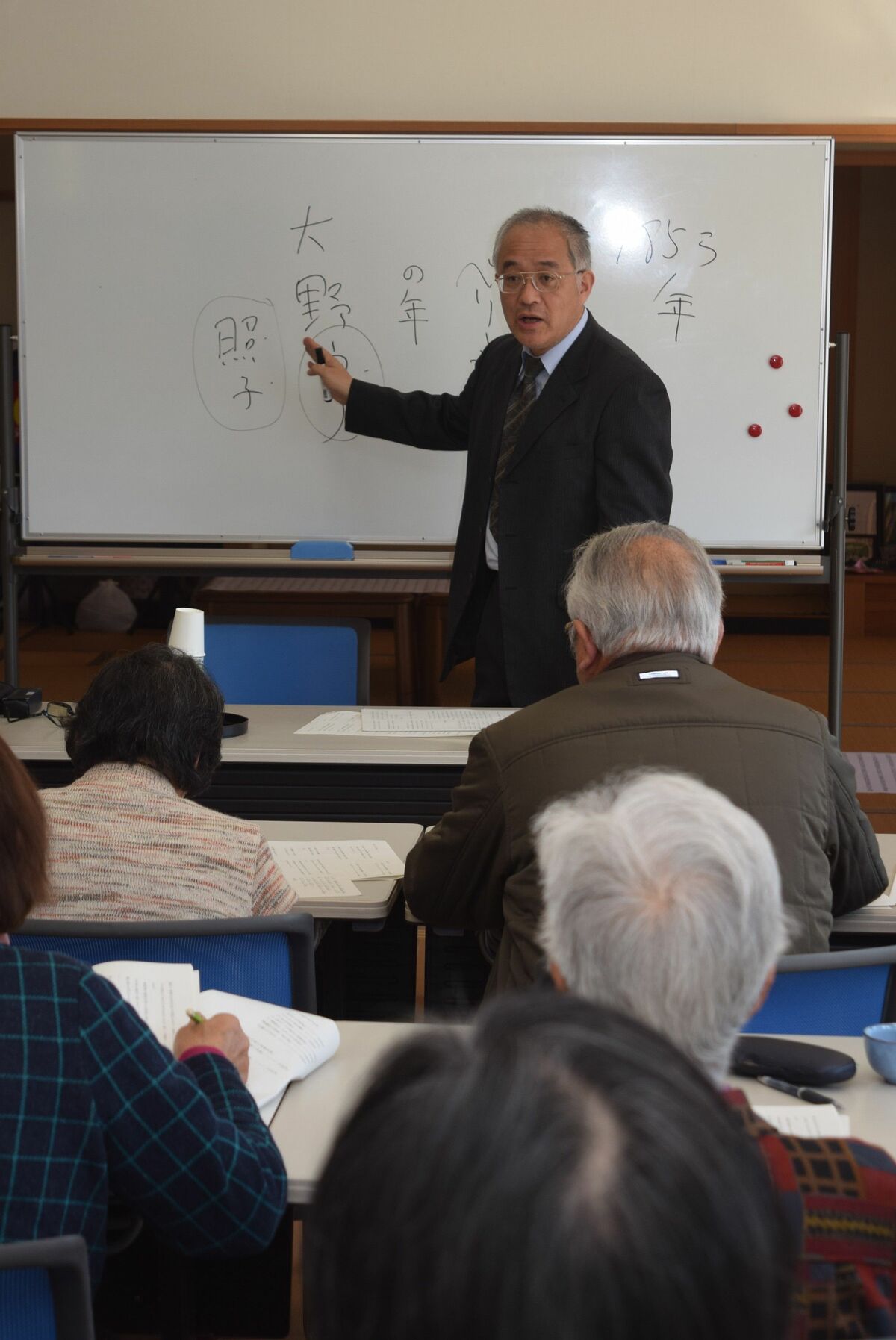 両郷地区コミュニティセンターで講演する大沼さん