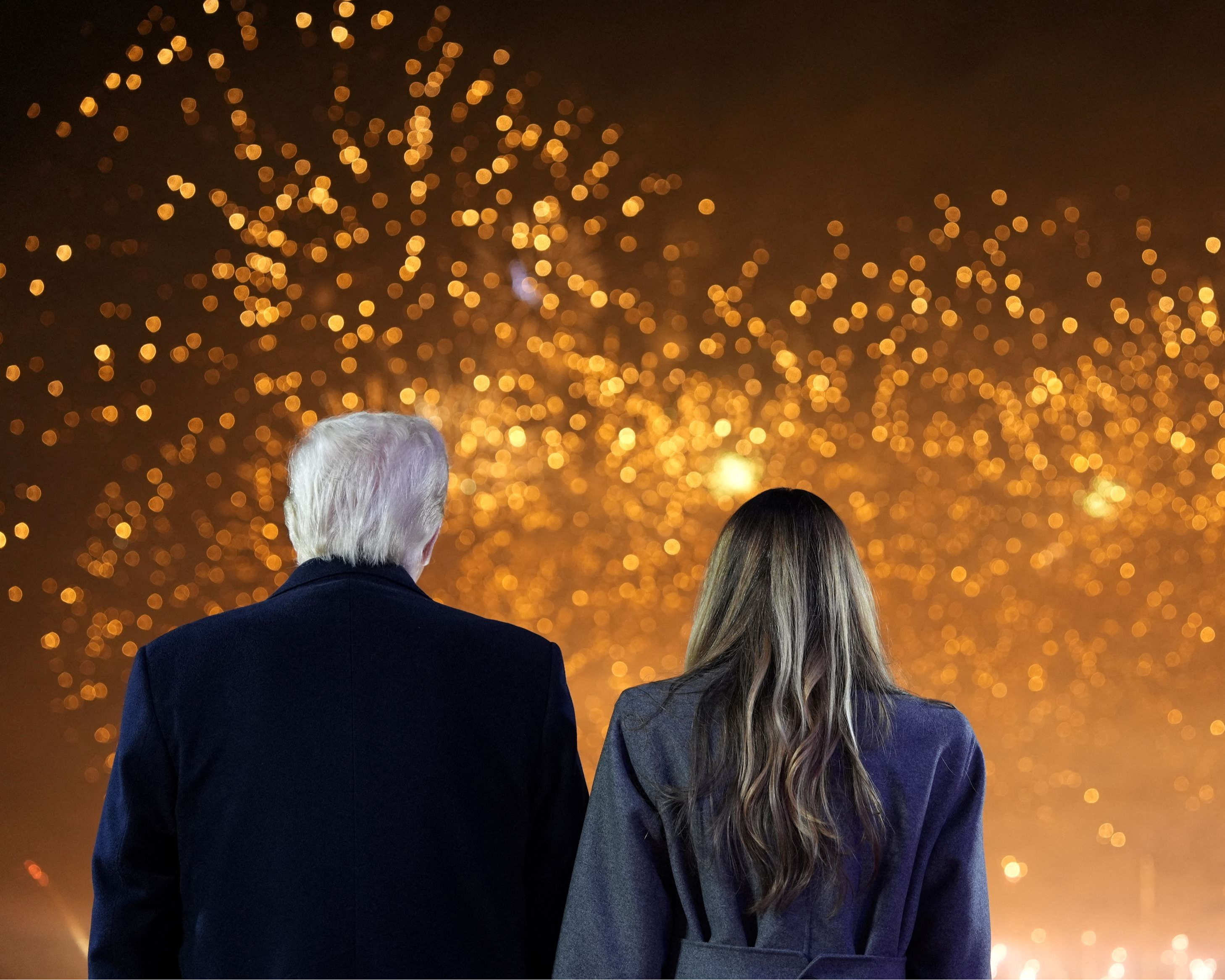 花火を見つめるトランプ次期米大統領（左）と妻メラニアさん＝18日、ワシントン近郊（ロイター＝共同）