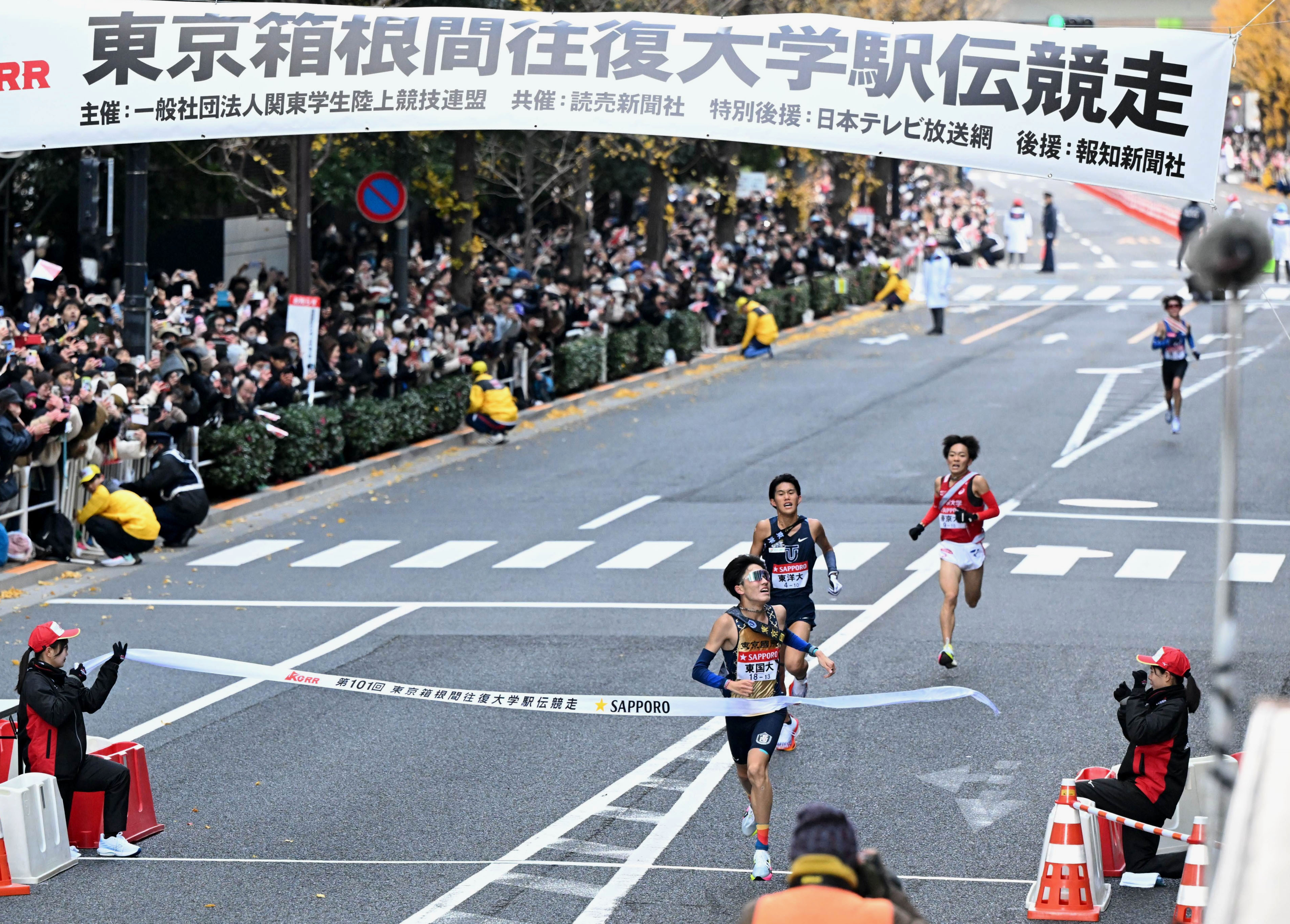 箱根駅伝のゴール直前で激しく争う選手たち＝3日、東京・大手町