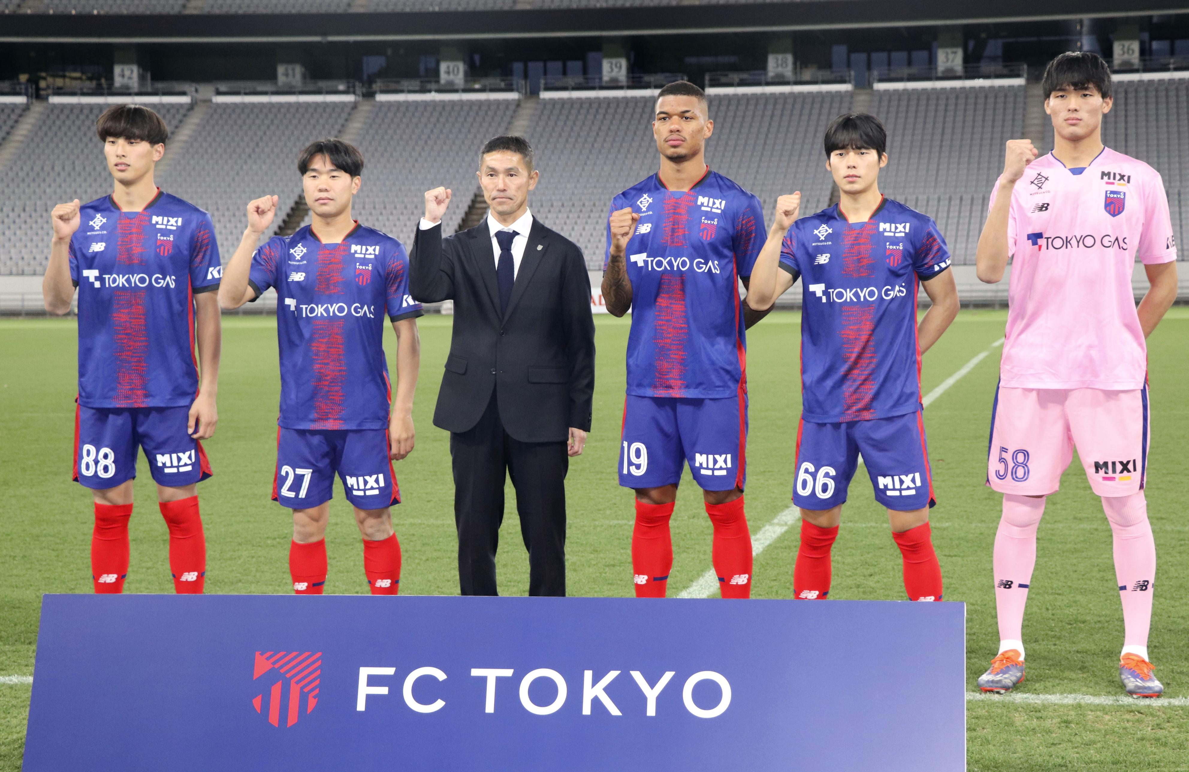 FC東京の新体制発表会で、写真に納まる松橋新監督（左から3人目）、マルセロヒアン（同4人目）ら＝10日、味スタ