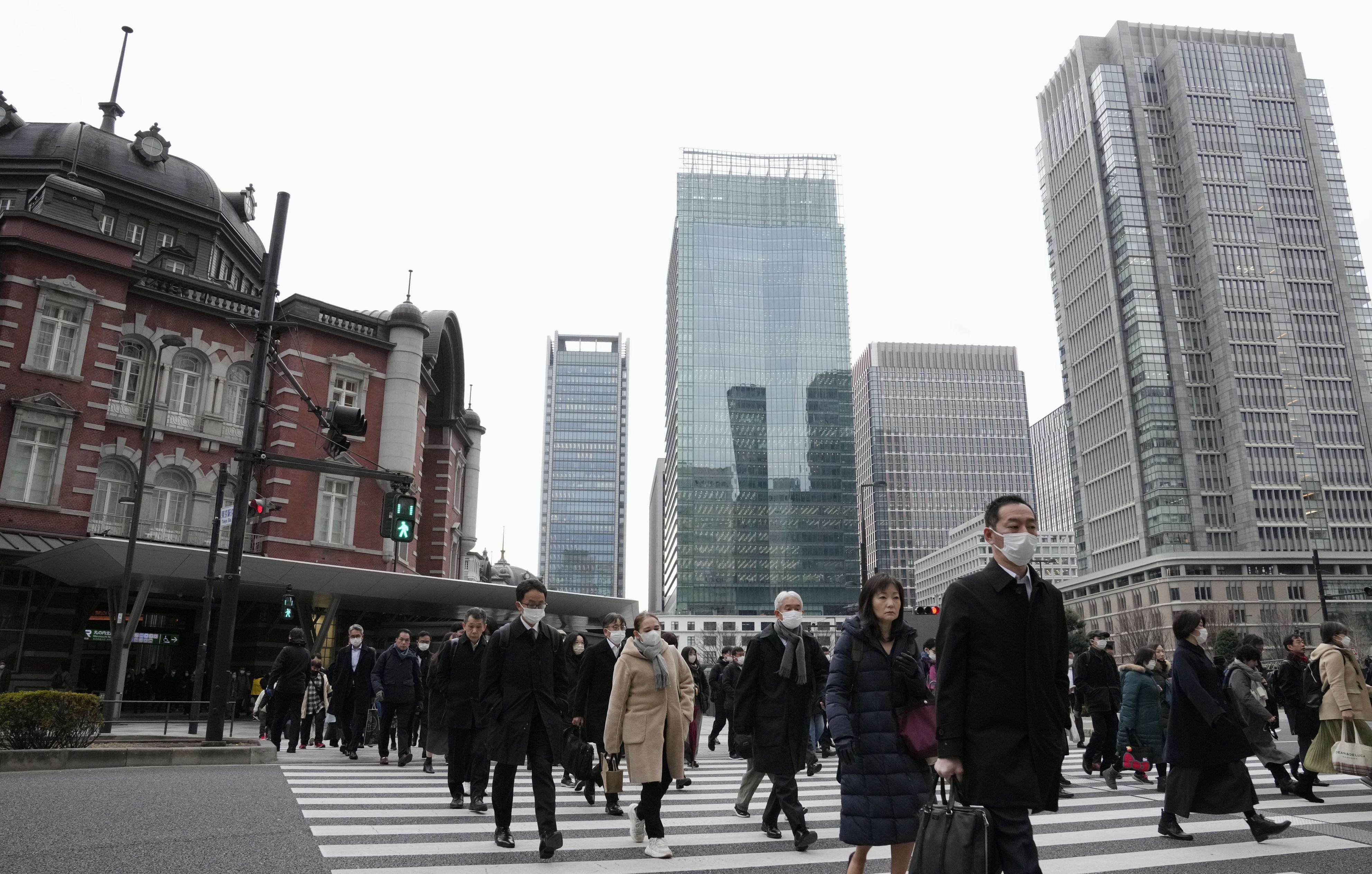 多くの企業や官公庁が仕事始めの6日朝、職場に向かう会社員ら＝東京・丸の内