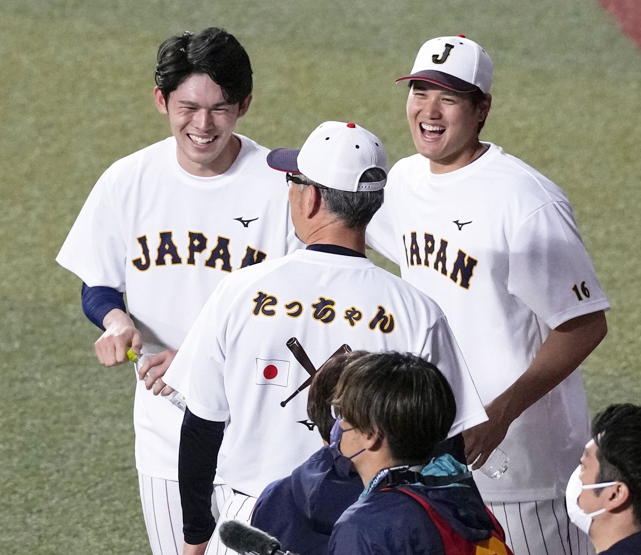 WBC日本代表に合流した大谷翔平（右）と一緒に笑顔を見せる佐々木朗希＝2023年3月、バンテリンドームナゴヤ