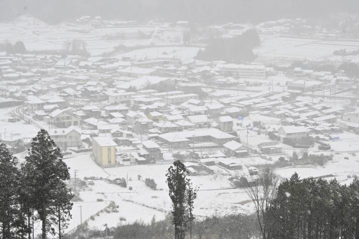 銀世界が広がった久万高原町の住宅地＝９日午前１０時２５分ごろ、同町久万