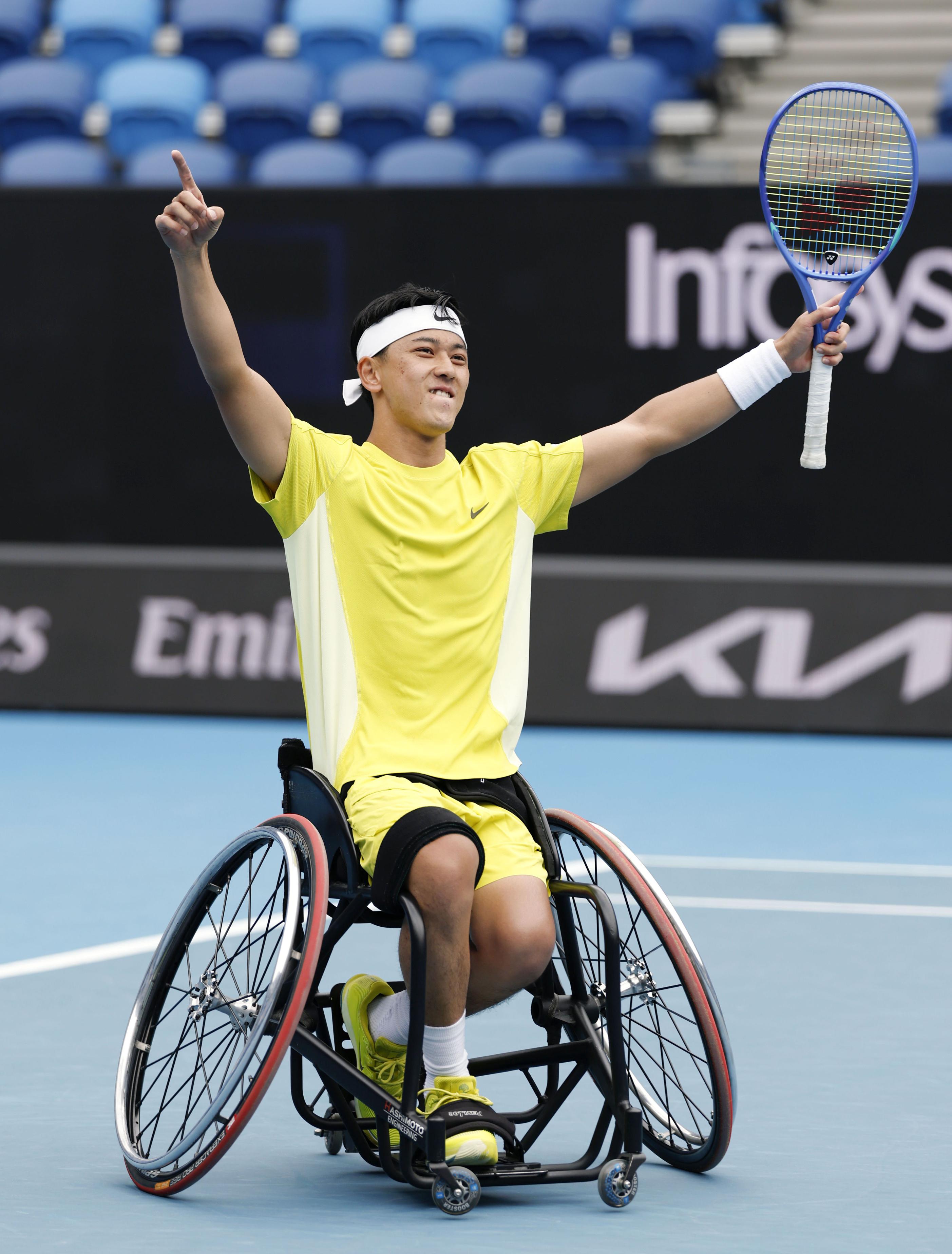 車いすの部男子シングルス準決勝で勝利し、喜ぶ小田凱人＝メルボルン（共同）