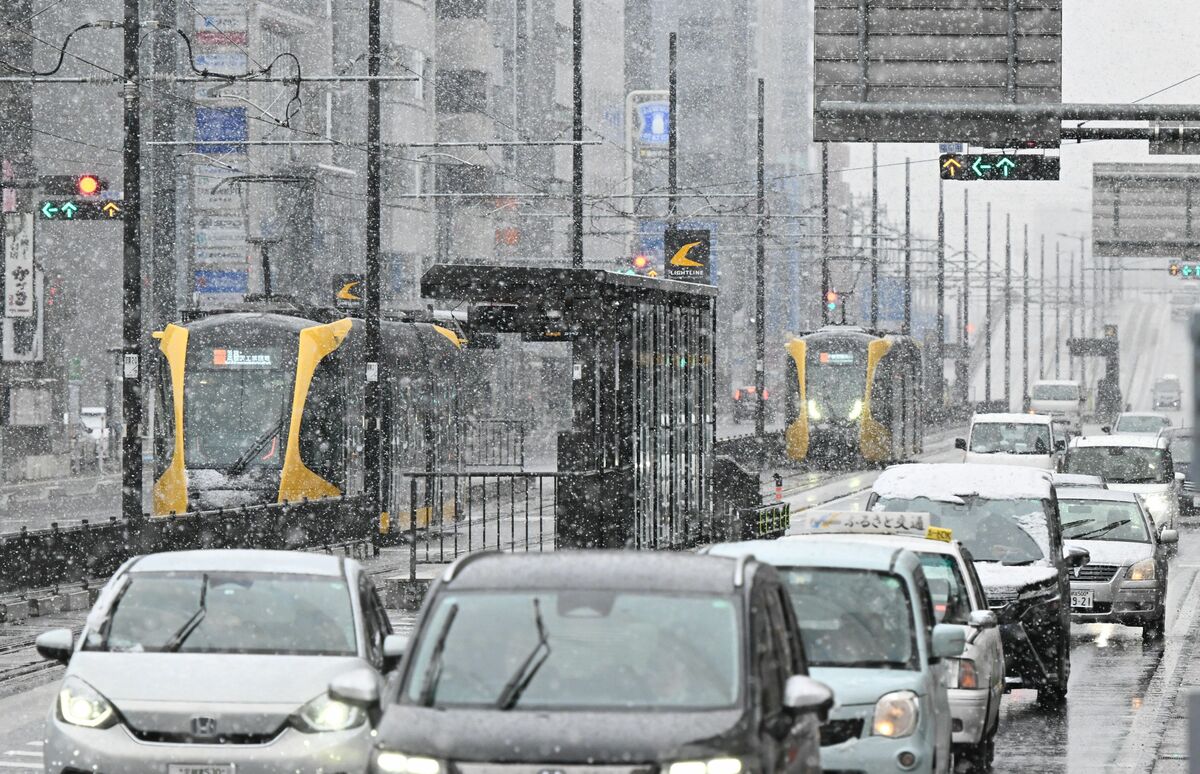 雪の中、行き交う車やＬＲＴ＝２日午前８時３５分、宇都宮市東宿郷２丁目