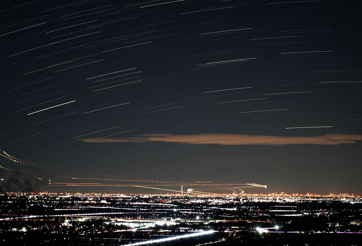 関東平野上空の星と遠方のスカイツリー（３００枚の写真を比較明合成）