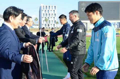 鹿児島市で春季キャンプに入ったサッカーＪ２ジュビロ磐田の歓迎式