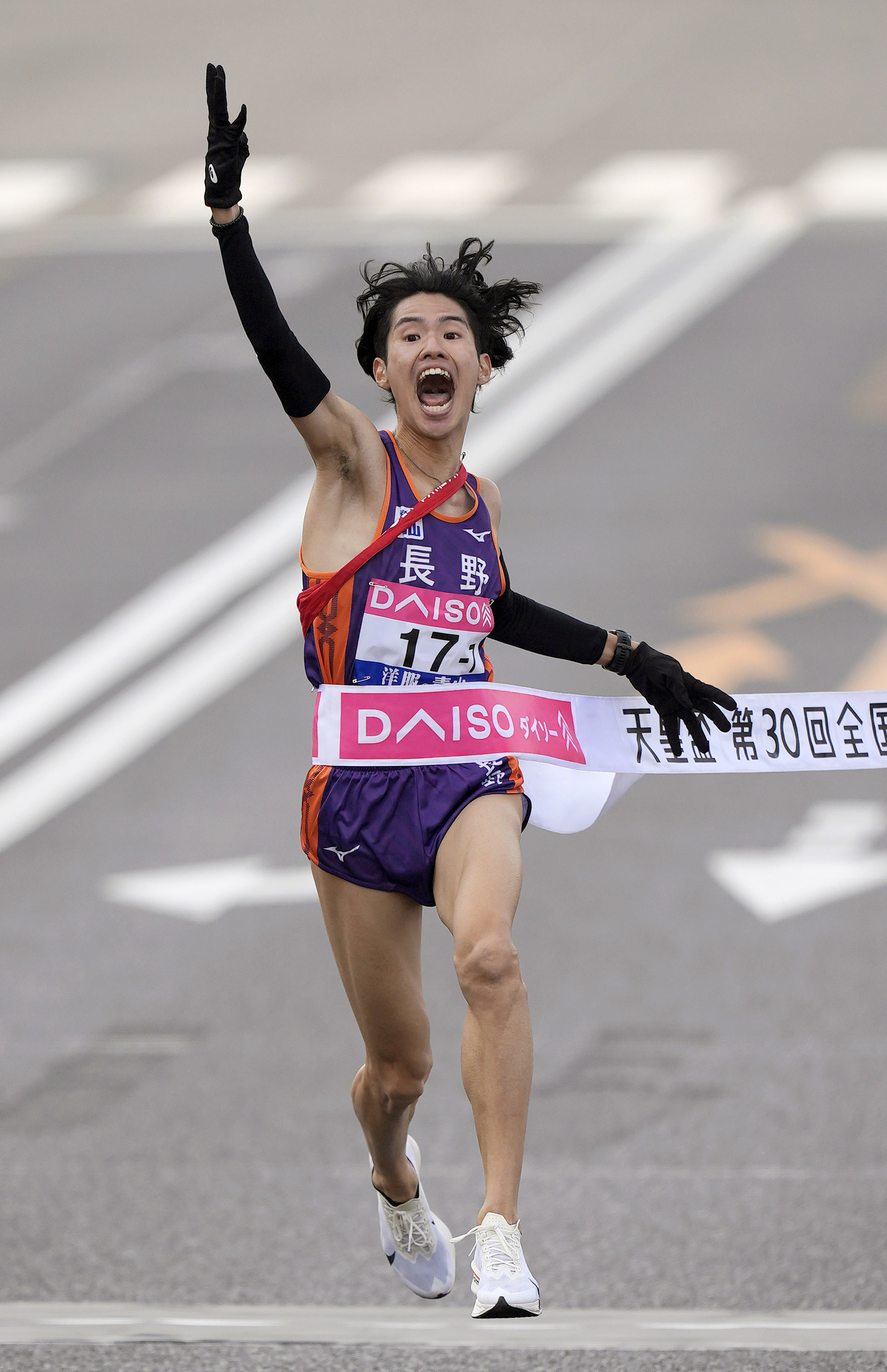 全国都道府県対抗男子駅伝でゴールする長野のアンカー伊藤大志。史上初の4連覇を果たした＝広島市の平和記念公園前