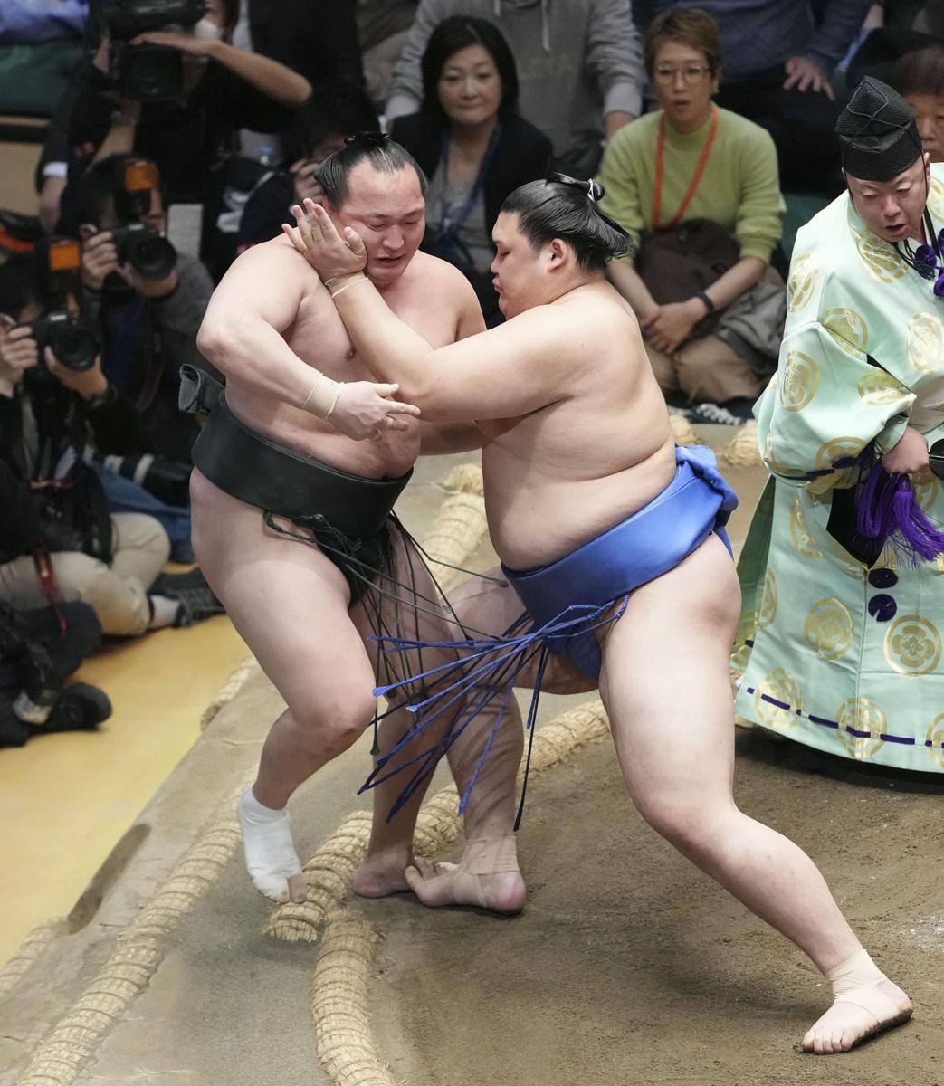 大の里（右）が寄り切りで千代翔馬を破る＝両国国技館