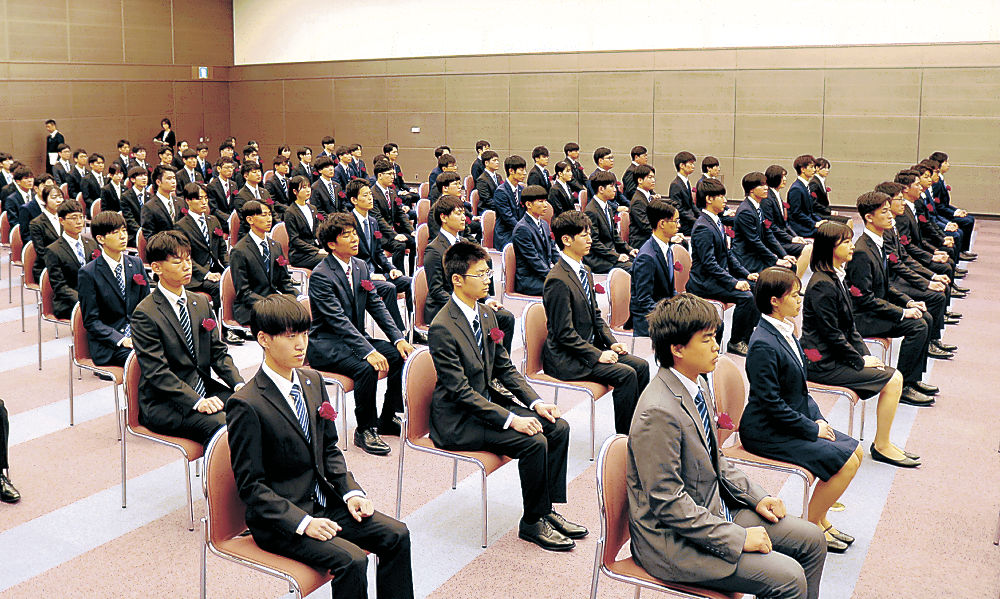 昨年４月の北陸電力の入社式。石川、富山の企業では初任給の引き上げの動きが加速している＝富山市内