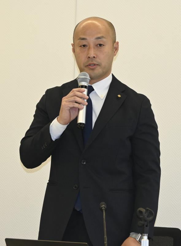 日光市長選への立候補を正式表明する瀬高氏
＝８日午前、日光市役所