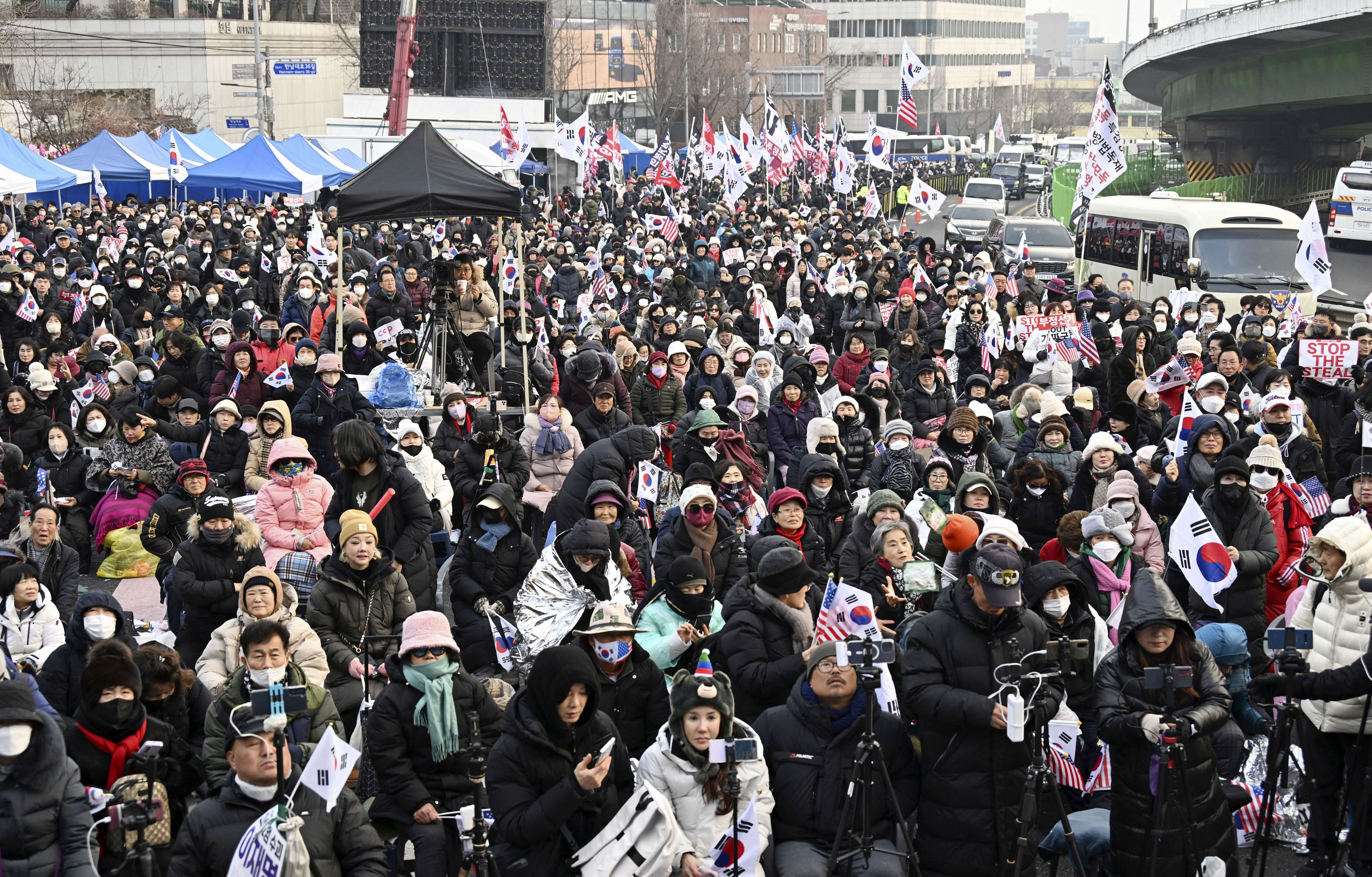 6日、ソウルの韓国大統領公邸付近に集まった尹錫悦大統領の支持者ら（共同）