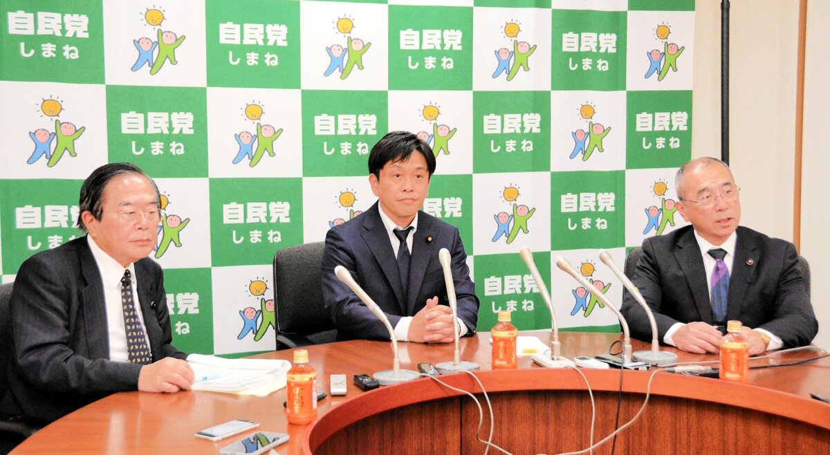 参院選に関する自民党島根県連の対応を説明する（左から）絲原会長、三浦参院議員、園山幹事長＝２２日、松江市内中原町の同県連