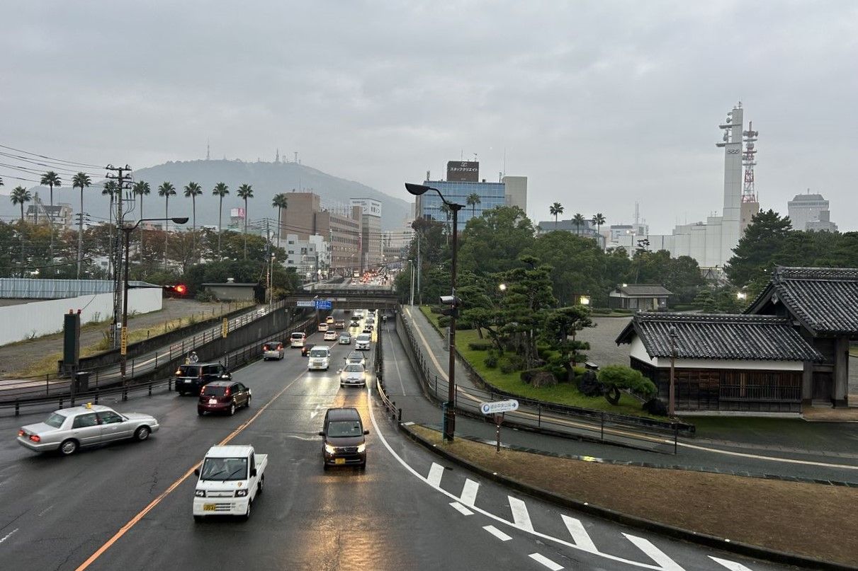 午後4時半ごろ、徳島市内