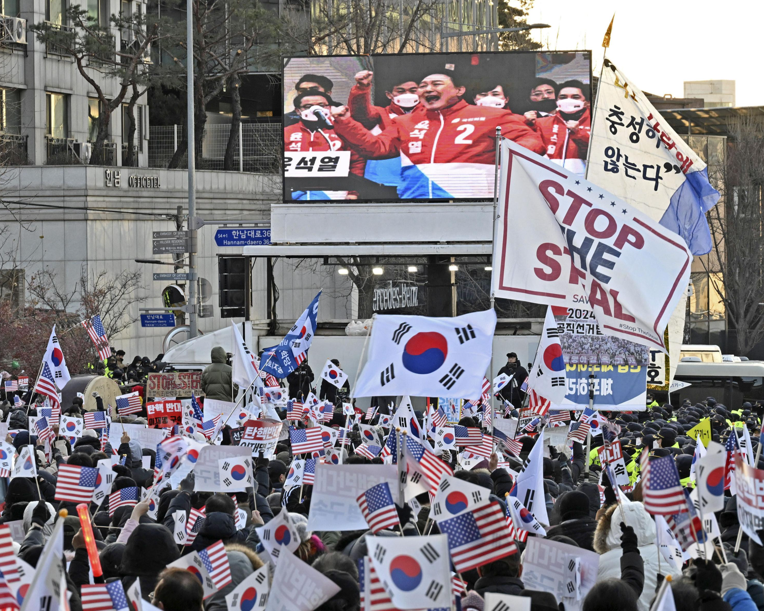 3日、ソウルの大統領公邸付近で、尹錫悦大統領の拘束令状執行に反発する支持者ら（共同）