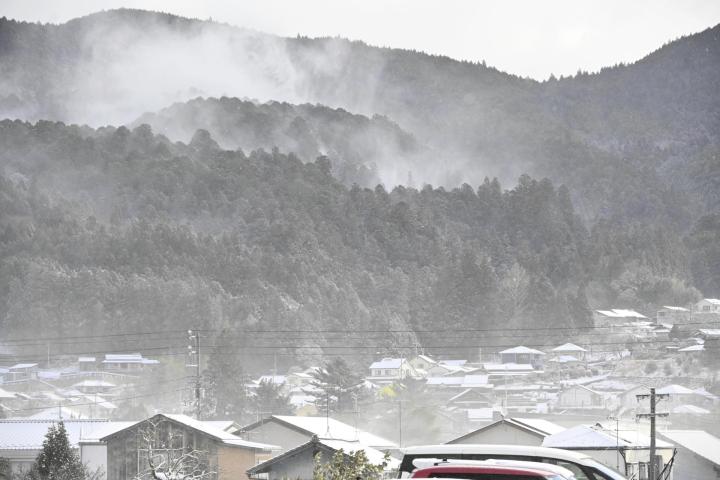 銀世界となった久万高原町の中心部＝２８日午前９時ごろ（撮影・樋口和至）