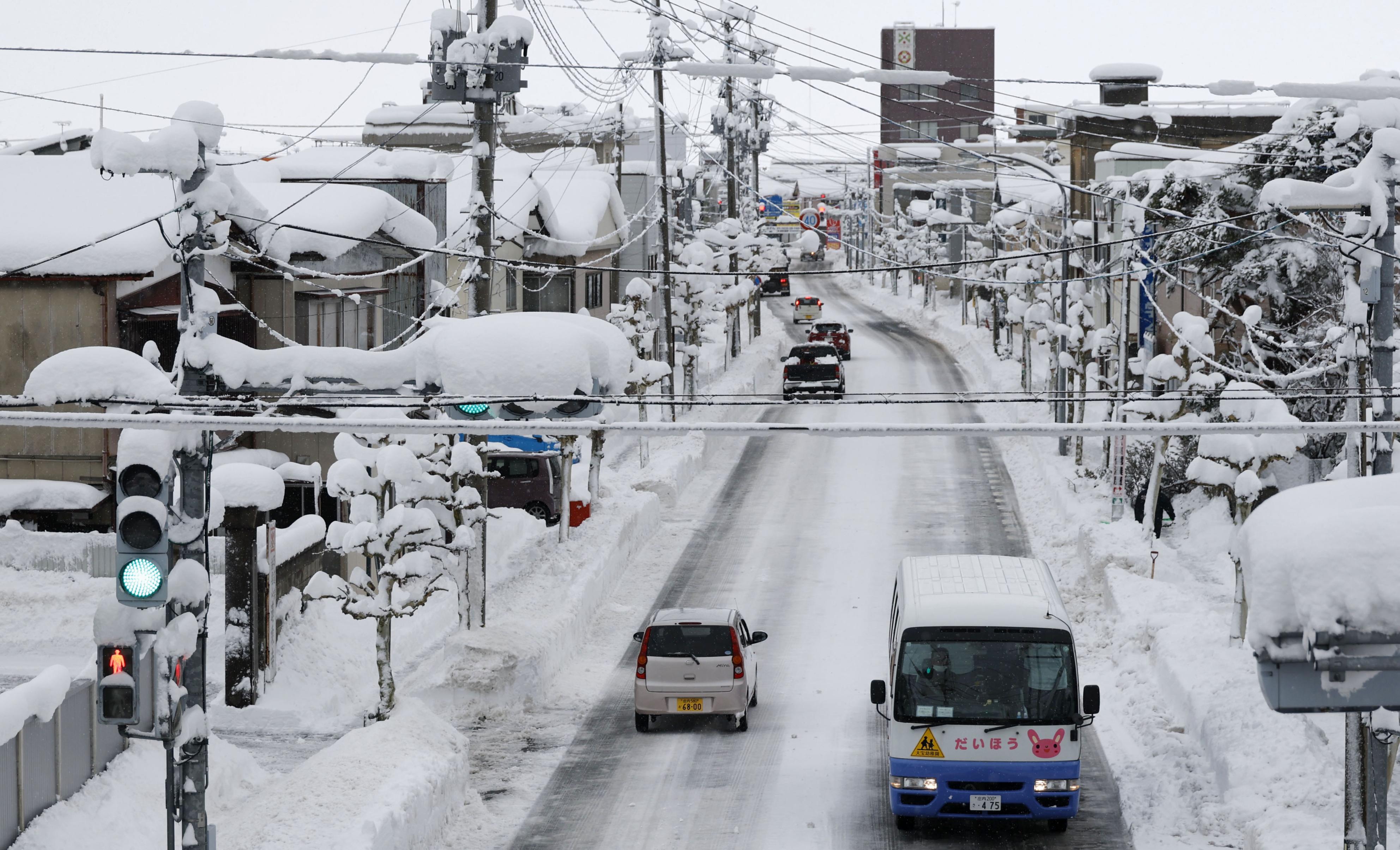 雪に覆われた山形県鶴岡市の中心部＝10日午前