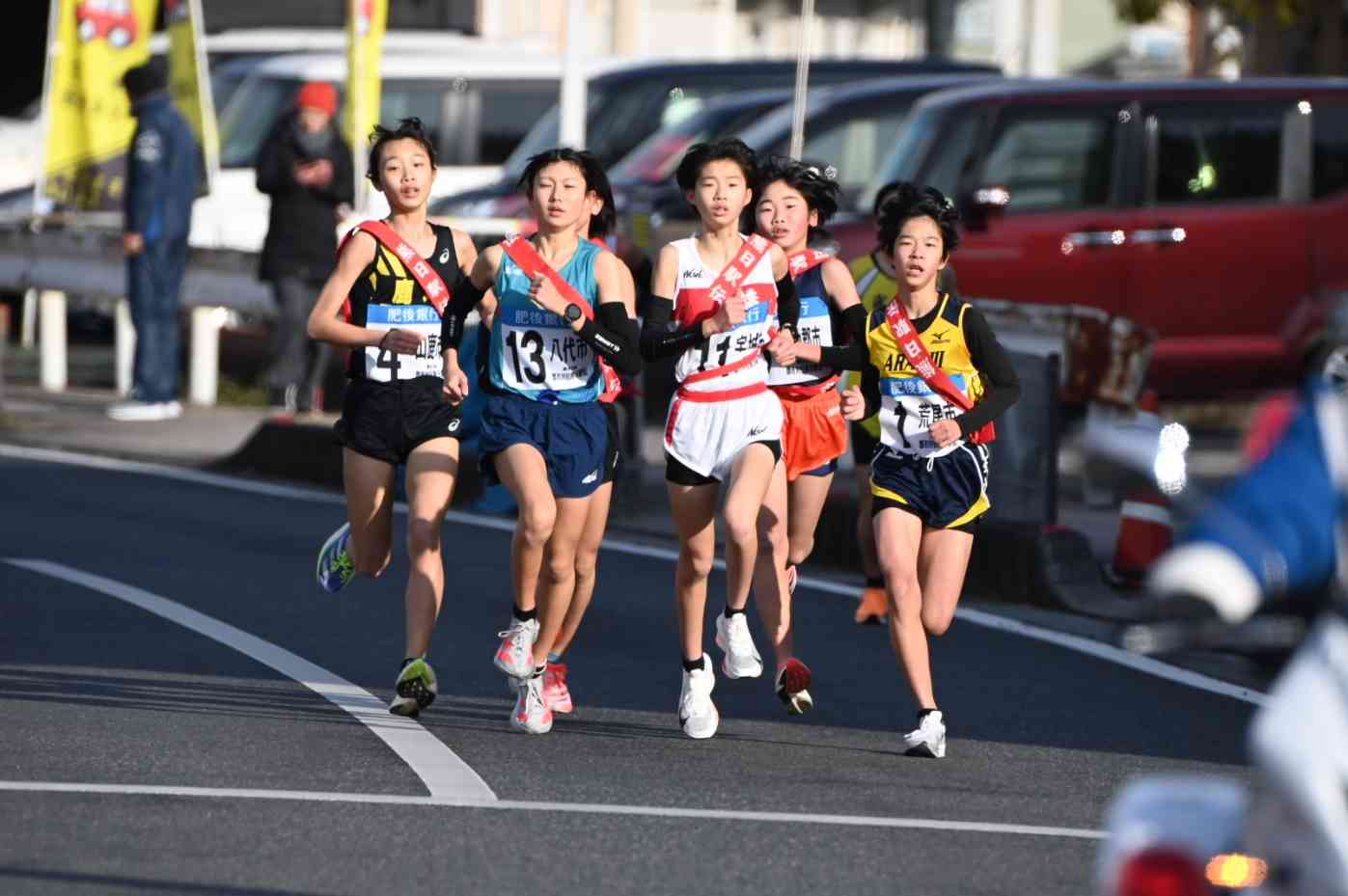 【郡市対抗熊日駅伝】集団で力走する１区の女子中学生選手たち＝9日午前9時ごろ、天草市