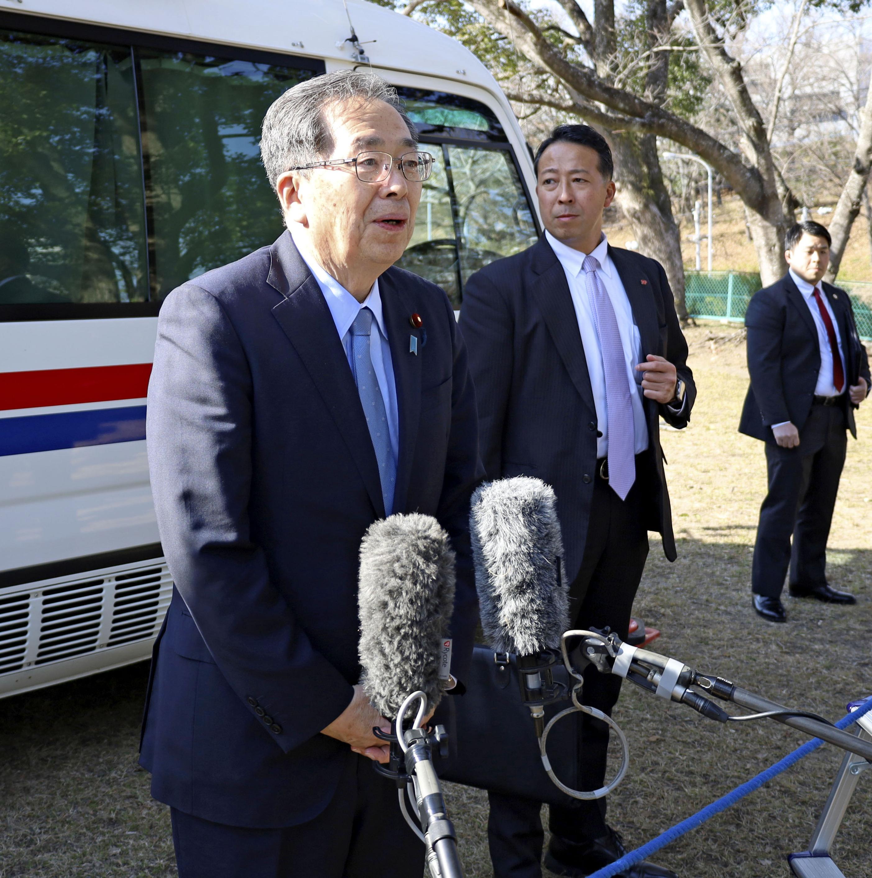 大分市で記者団の取材に応じる公明党の斉藤代表＝11日午後