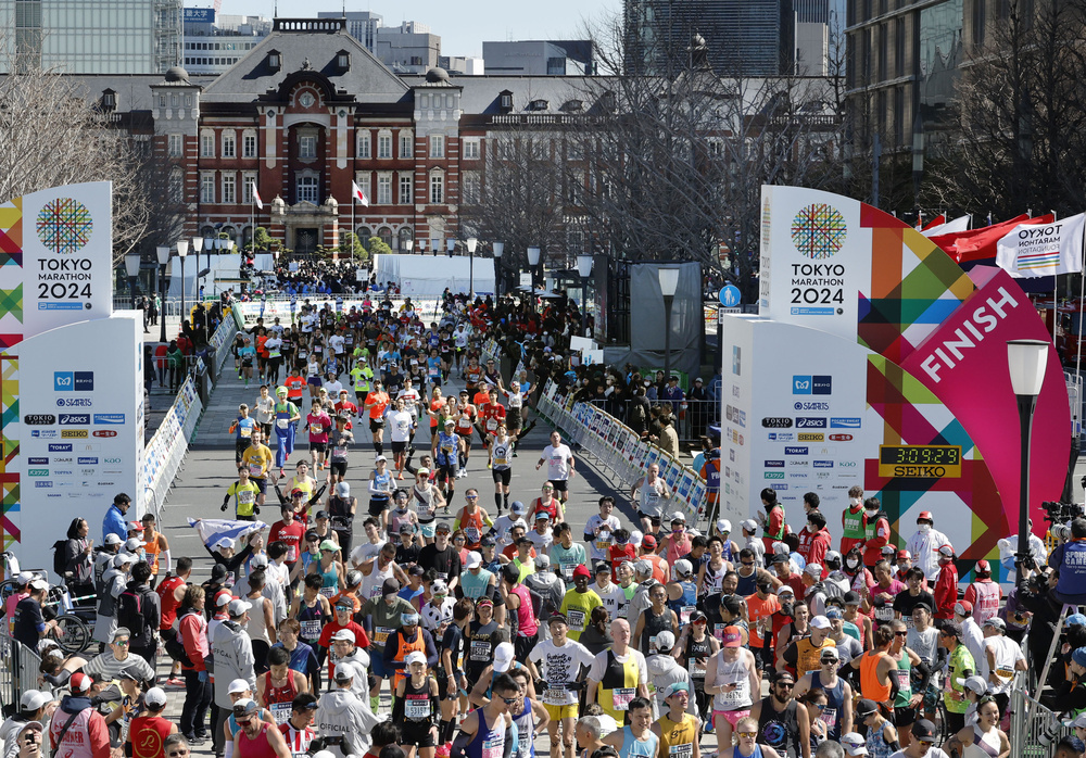 東京マラソンでゴールする大勢のランナー＝2024年3月、東京都千代田区