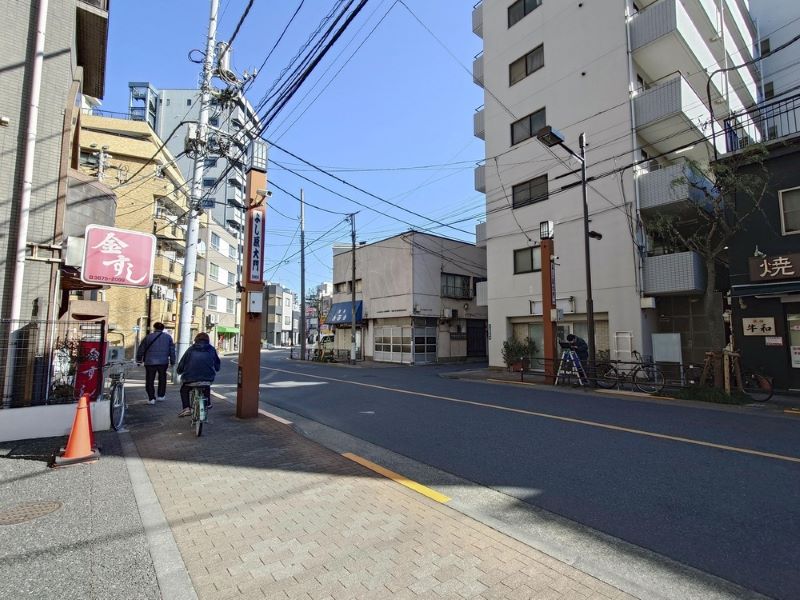 仲之町通りにある「吉原大門跡」＝東京都台東区