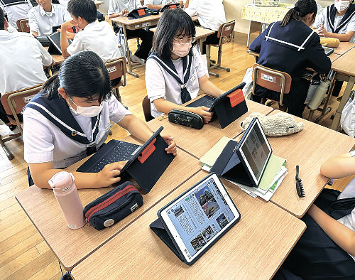 タブレットを使って新聞作りに励む生徒＝多度津町本通、多度津中