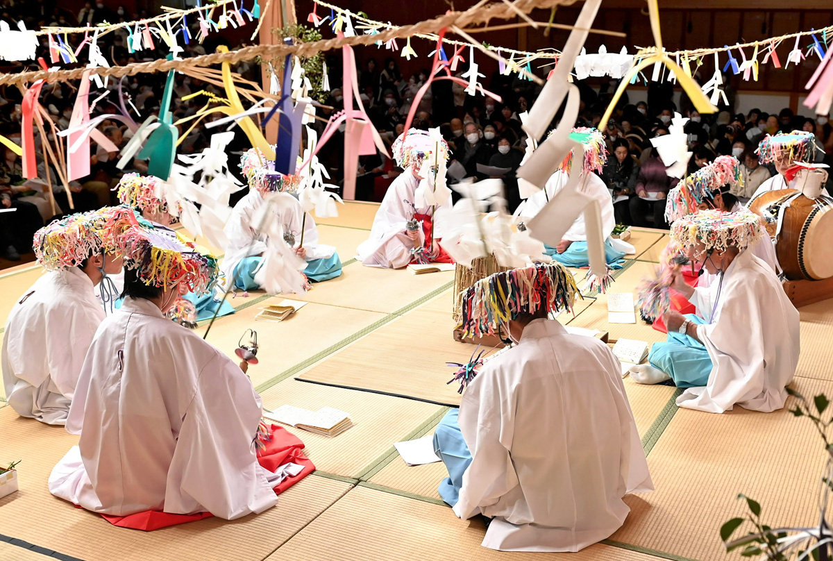 祭文に合わせ体を揺らして祈る保存会のメンバー（高知市高須の県立美術館＝河本真澄撮影）