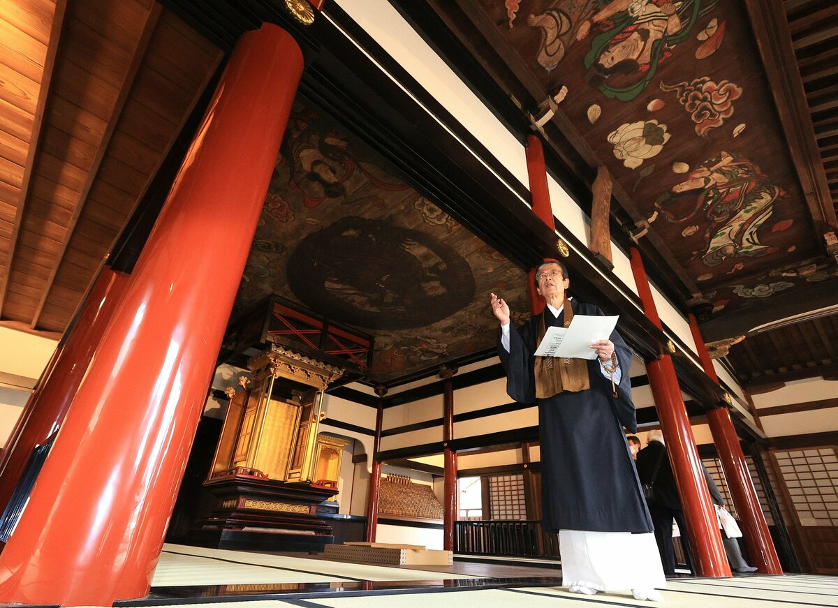 解体修理を終えた常称寺について説明する川崎住職（撮影・大川万優）