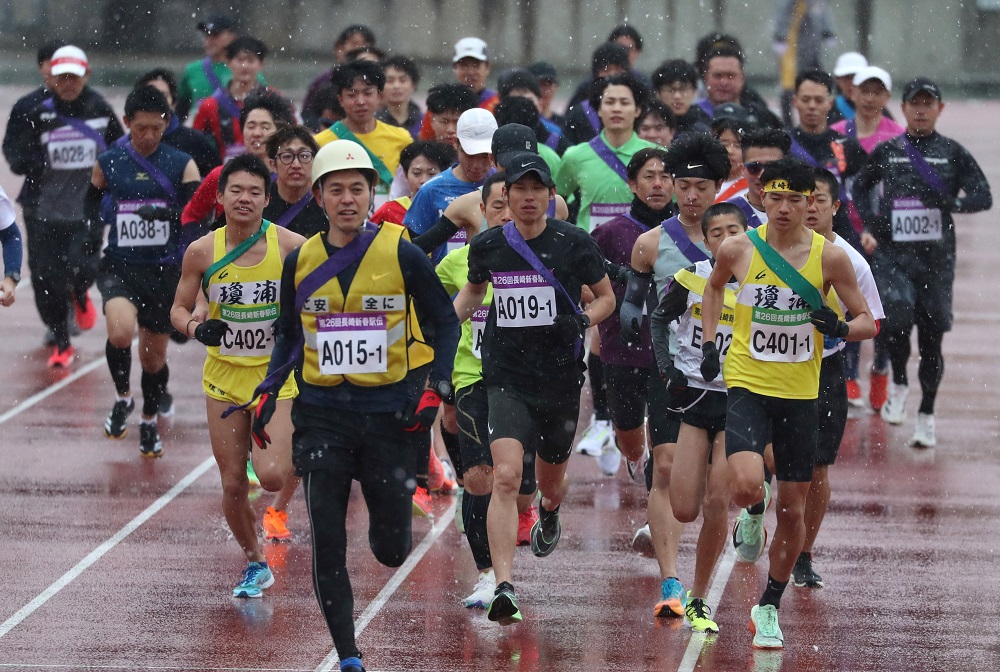 勢いよく走り出す１区の選手たち＝ベネックス総合運動公園かきどまり陸上競技場