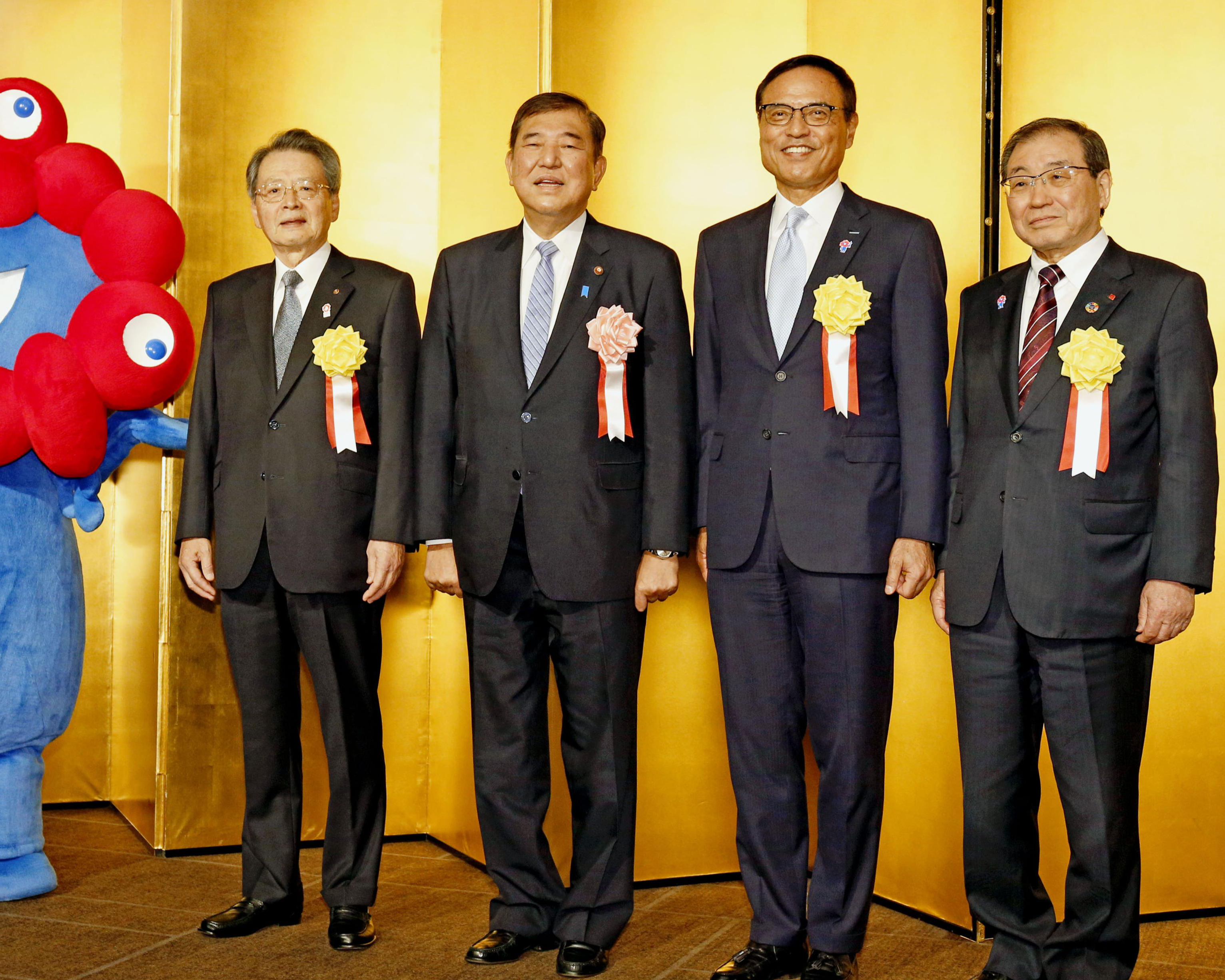 経済3団体の新年祝賀会の前に写真に納まる（右から）経団連の十倉雅和会長、経済同友会の新浪剛史代表幹事、石破首相、日本商工会議所の小林健会頭＝7日午後、東京都千代田区