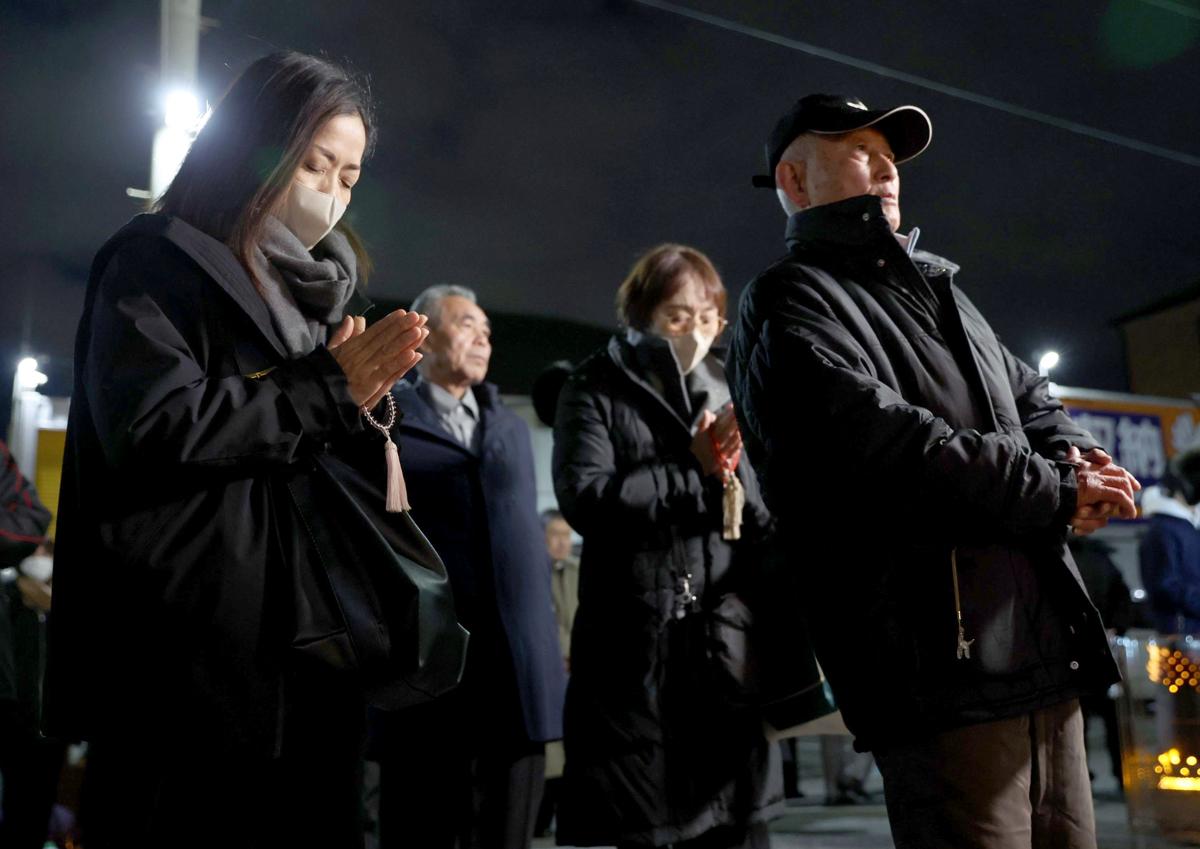 阪神大震災の犠牲者を追悼する長岡市山古志地域からの参列者＝１月１７日、神戸市長田区