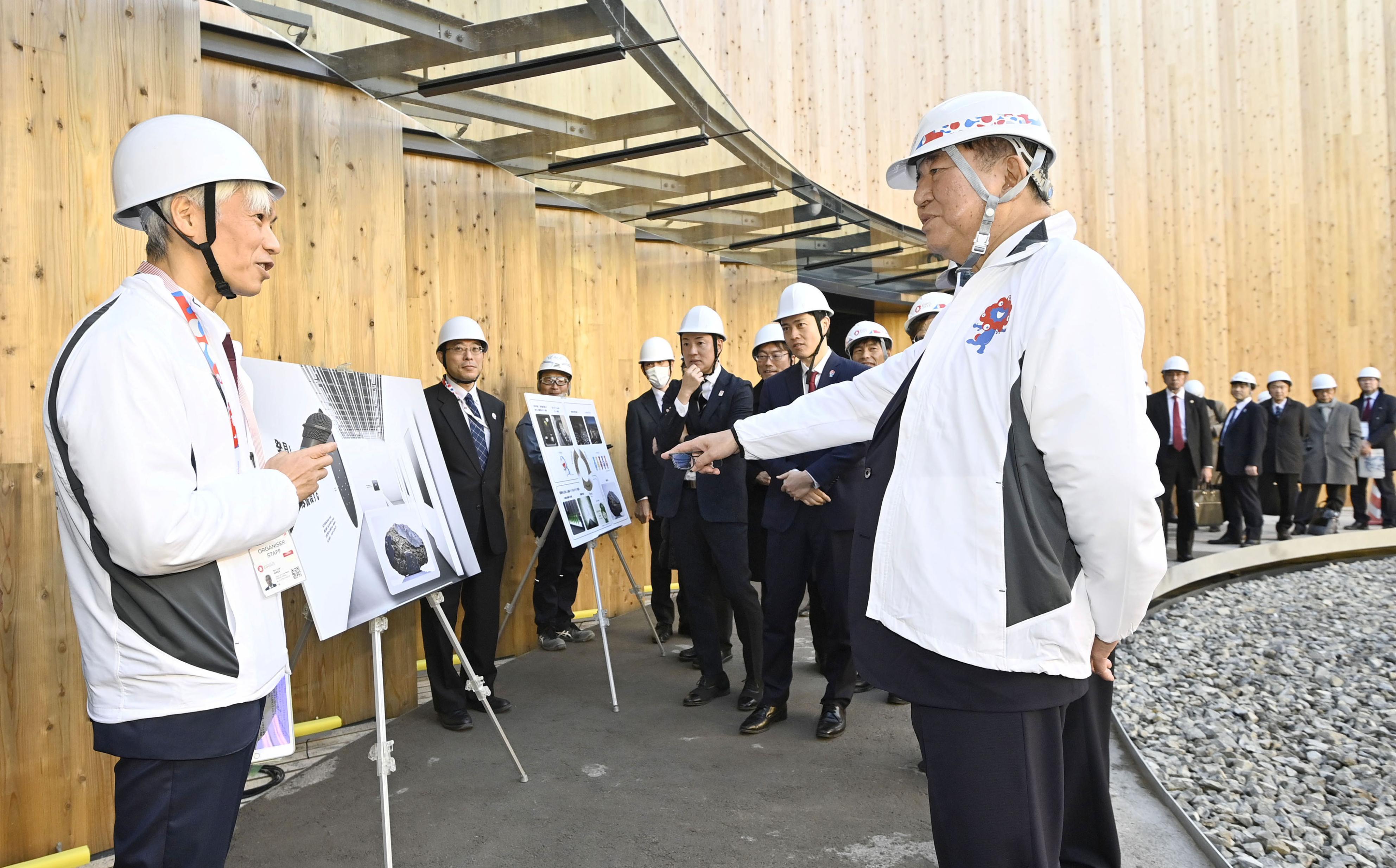 大阪・関西万博の「日本館」を視察する石破首相（右）＝19日午後、大阪市此花区の夢洲