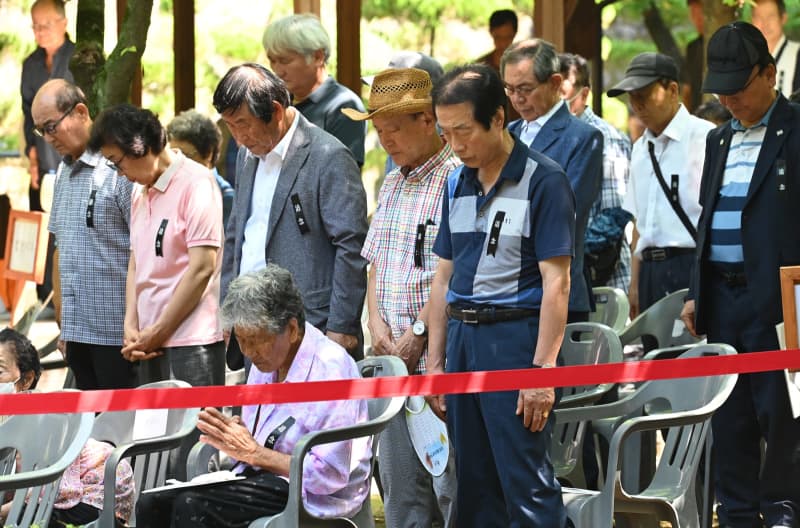 韓国南東部・陜川での韓国人原爆犠牲者の慰霊式で黙祷する人々＝２０２４年８月６日（共同）