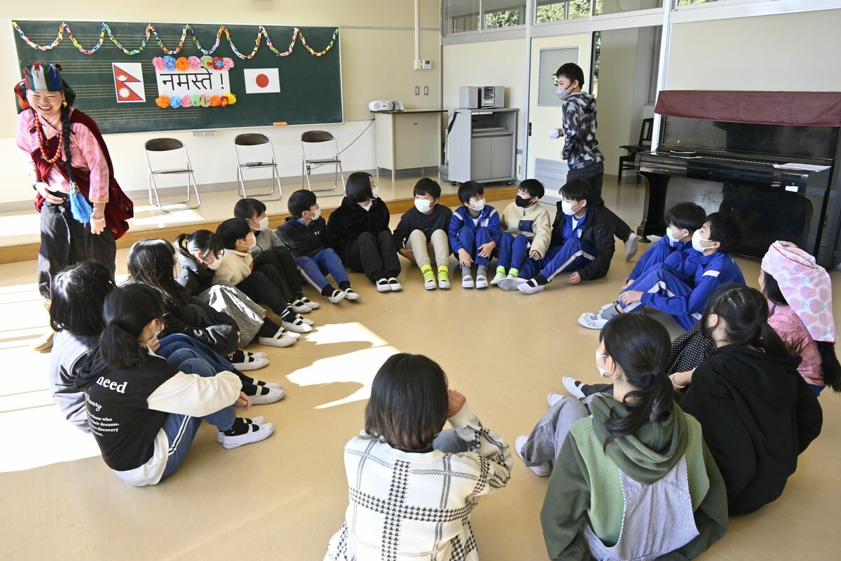 技能実習生と交流する児童ら