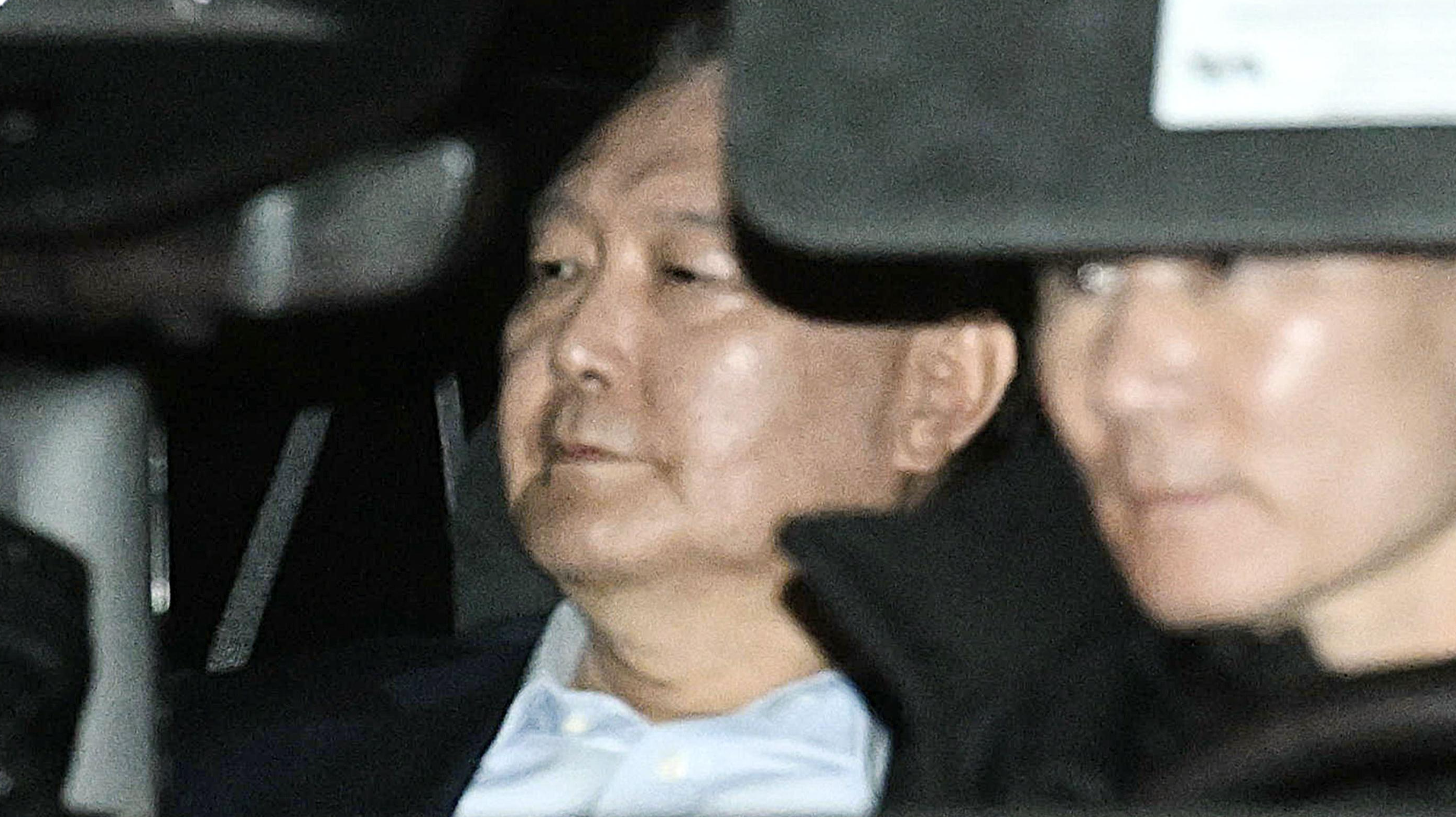 ソウル郊外の高官犯罪捜査庁での取り調べを終え、移動する尹錫悦大統領（奥）＝15日（聯合＝共同）