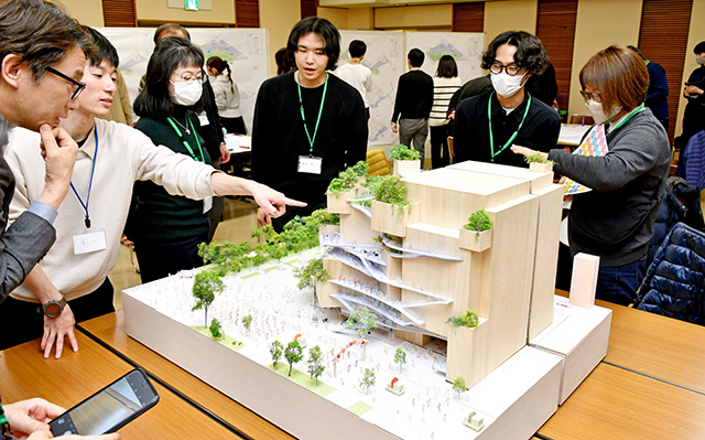 新市民会館の模型を参考に、意見を交わしたワークショップ＝山形市中央公民館