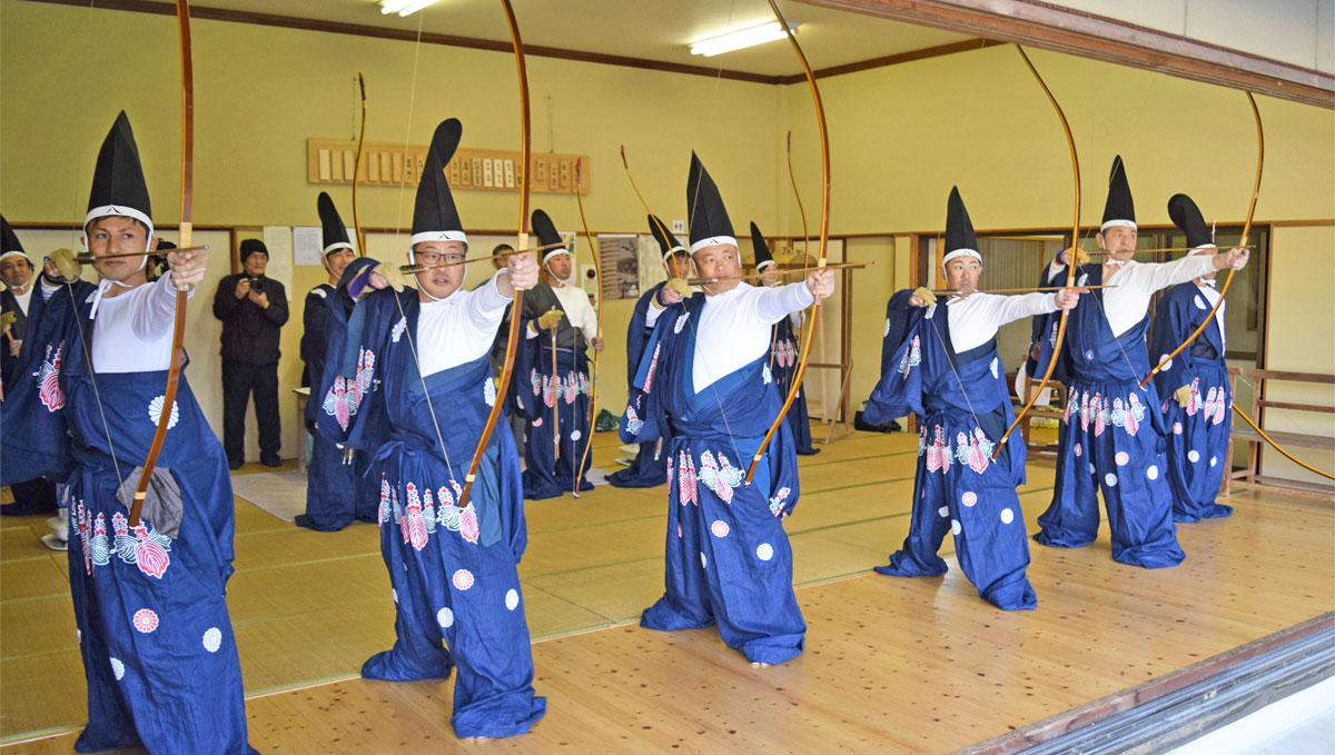 願いを込めた矢を放つ射手たち（香南市の夜須八幡宮）