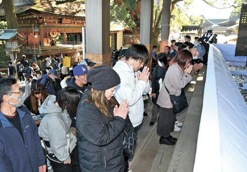 大勢の参拝客でにぎわう金刀比羅宮＝１日正午ごろ、琴平町